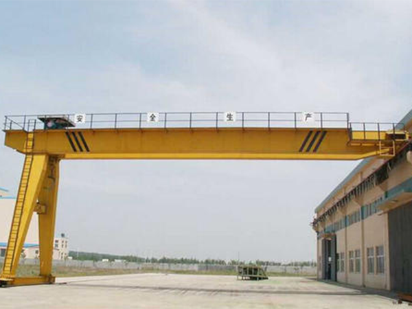 How does a gantry crane work